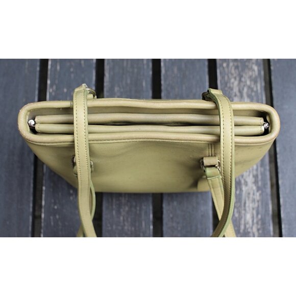 Coach Vintage - Medium Framed Pouch 9998 in Lime - USA 90s - Flaw (mold measles) - Picture 8 of 15